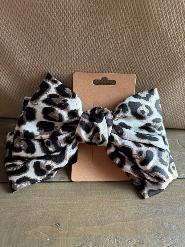 Animal print closed clasp bow